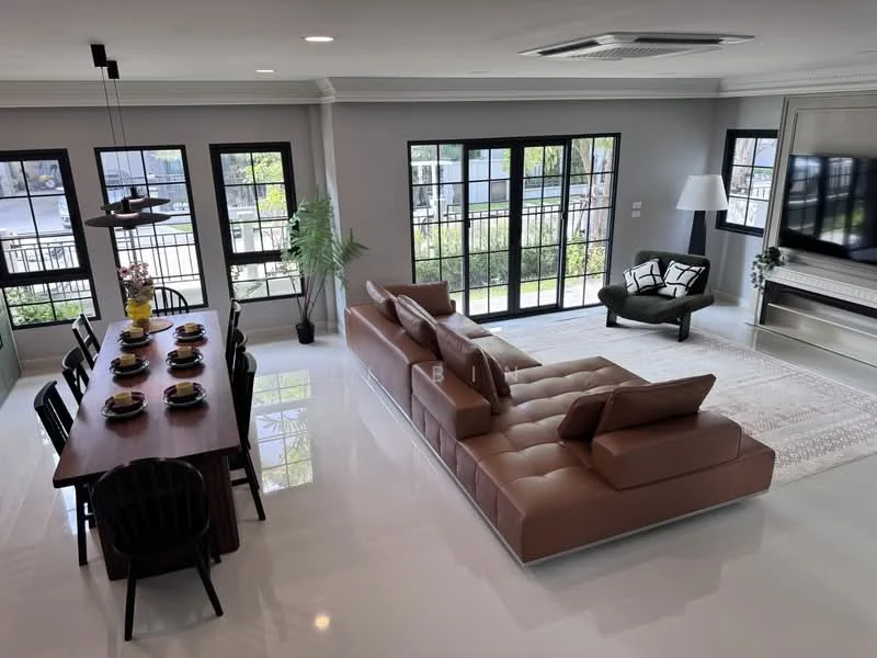 4 Bedroom condo in Centro Bangna