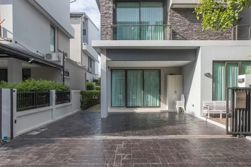 4 Bedroom condo in Baan Klang Muang Classe Ekkamai-Ramintra