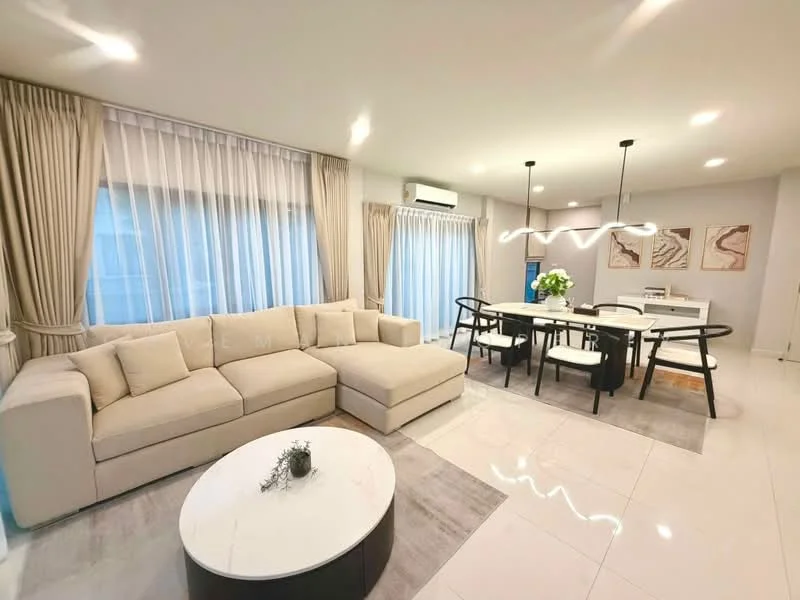 4 Bedroom condo in Centro Bangna