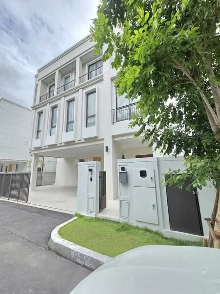 5 Bedroom condo in Aerie Srinakarin-Krungthepkreetha