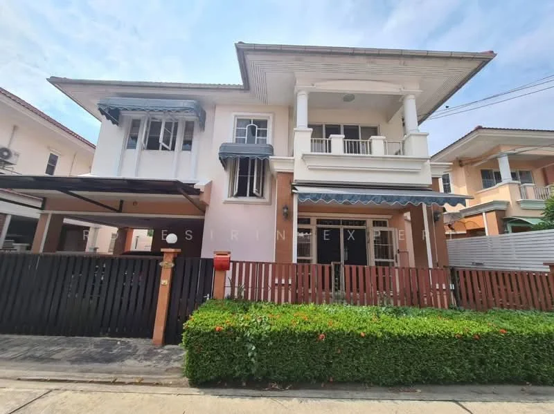 4 Bedroom condo in Ladawan Srinakarin