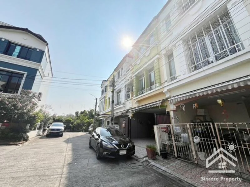 3 Bedroom condo in Baan Klang Muang British Town Srinakarin
