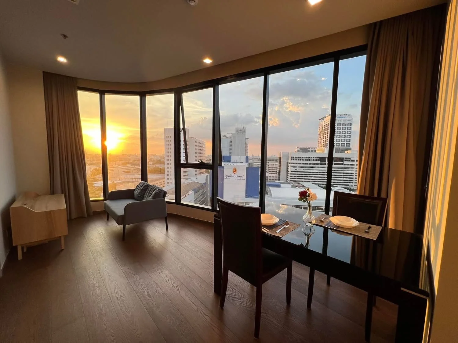 2 Bedroom condo in IDEO Q Victory