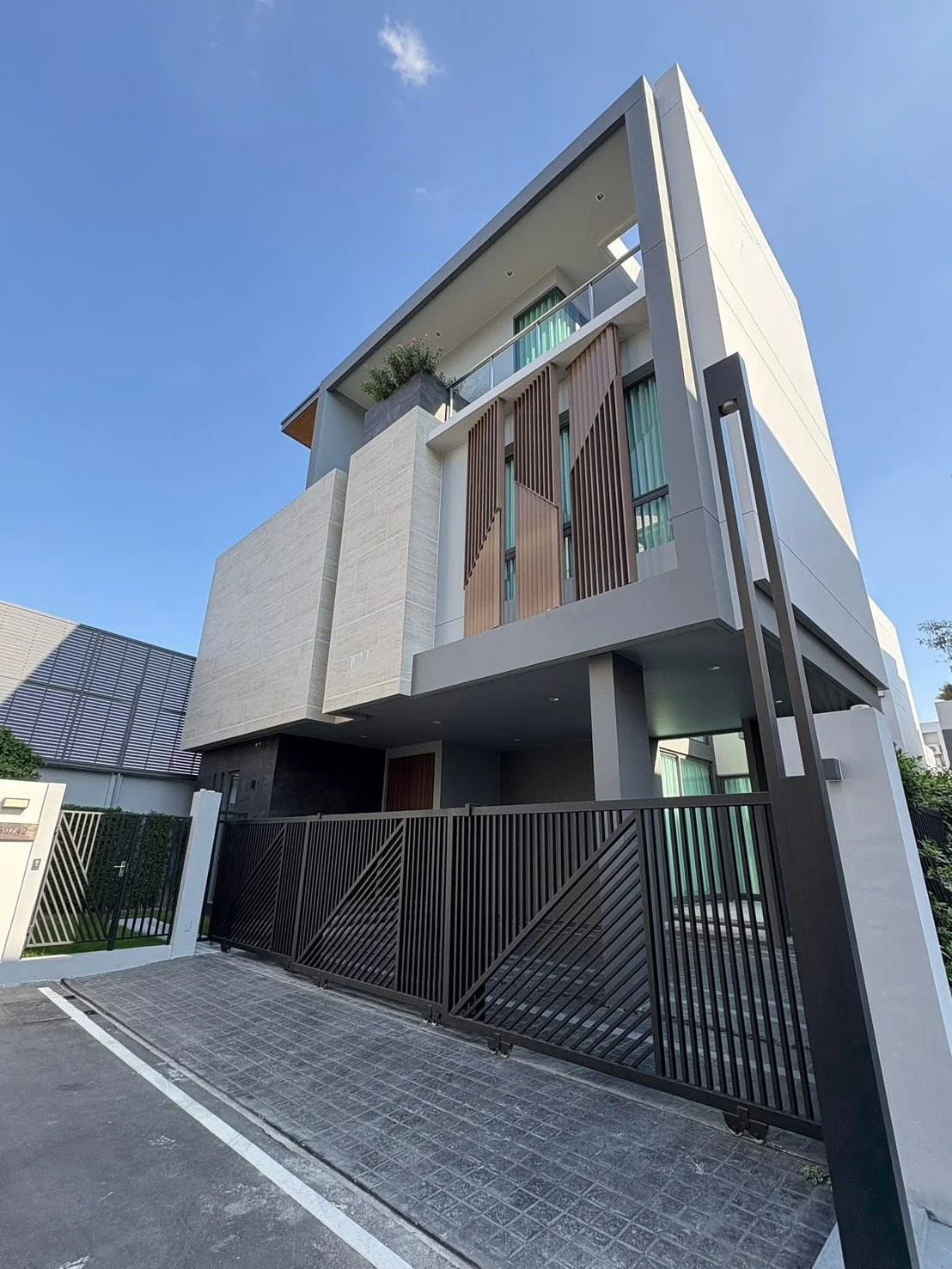 4 Bedroom condo in The Gentry Phatthanakan 2