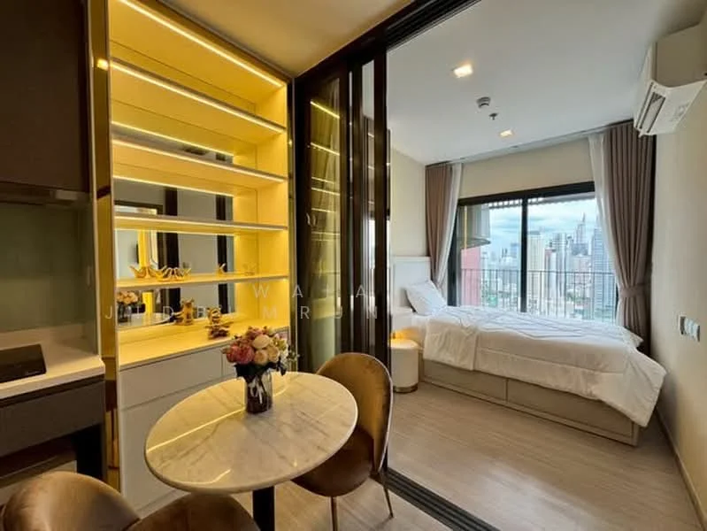2 Bedroom condo in Life Asoke Hype