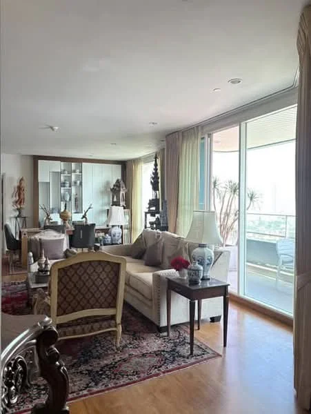 3 Bedroom condo in Watermark Chaophraya