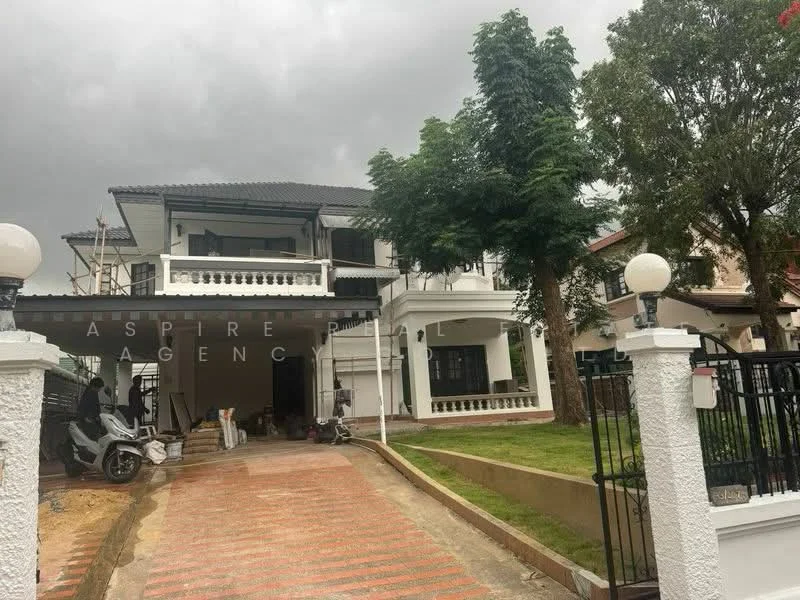 4 Bedroom condo in Ladawan Srinakarin