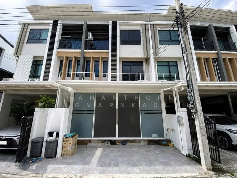 4 Bedroom condo in Patio Watcharapol-Ramindra