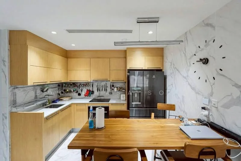 2 Bedroom condo in Baan Thanon Sarasin condominium
