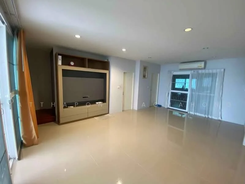 3 Bedroom condo in The Exclusive Pattanakarn 44