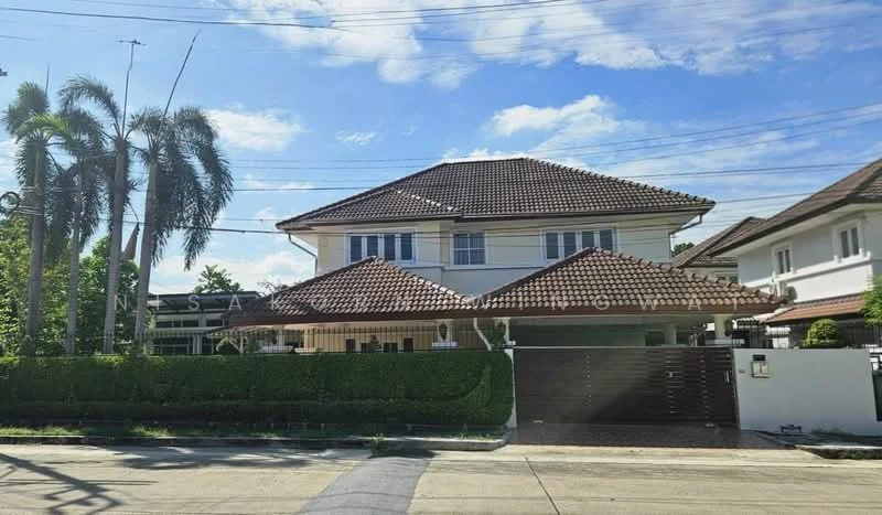 4 Bedroom condo in Royal Park Ville Suwinthawong
