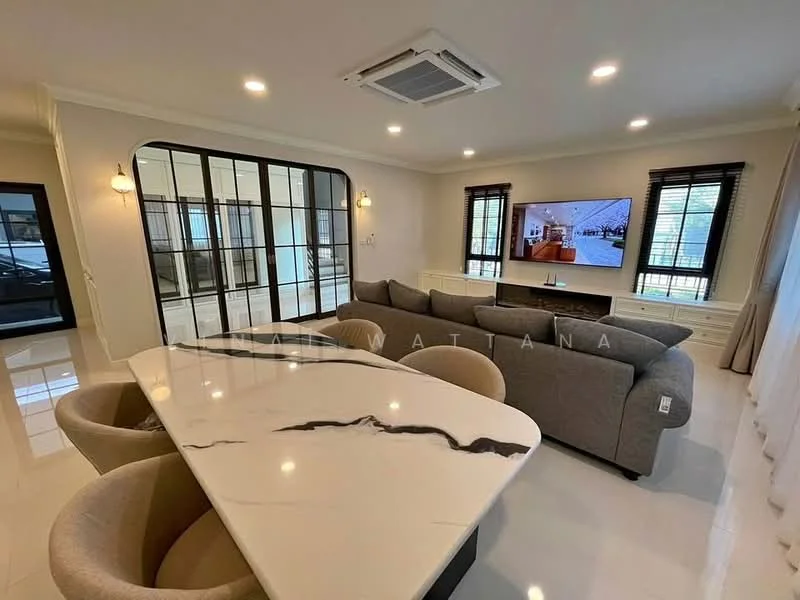 4 Bedroom condo in Centro Bangna