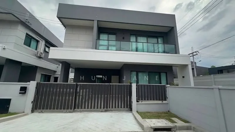 4 Bedroom condo in Centro Bangna
