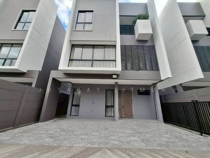 3 Bedroom condo in Feel Town Lat Phrao 101