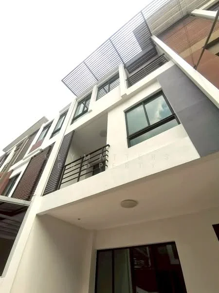 3 Bedroom condo in Six Nature Ekkachai 64/5
