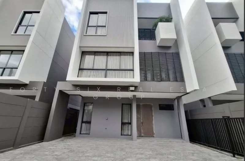 3 Bedroom condo in Feel Town Lat Phrao 101