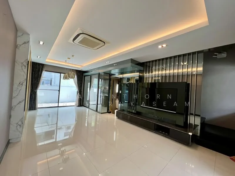3 Bedroom condo in Landmark Ekamai-Ramindra