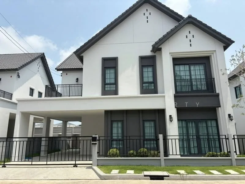 4 Bedroom condo in Centro Bangna