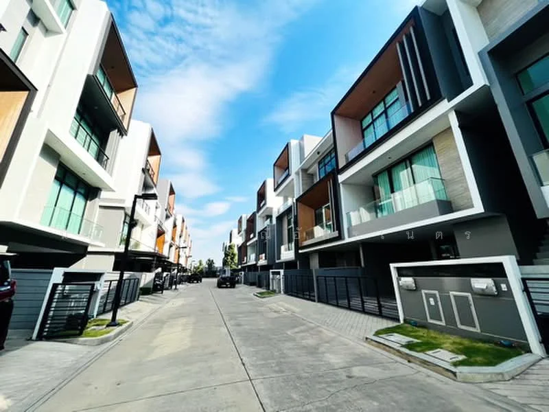 3 Bedroom condo in Nirvana Define Srinakarin-Rama 9