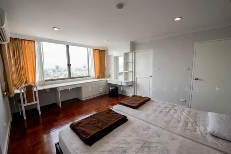 3 Bedroom condo in Oriental Towers