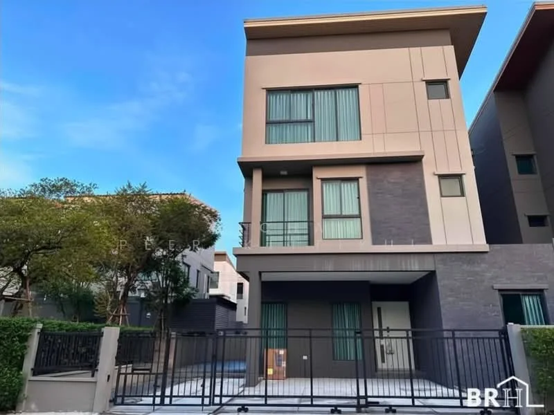 4 Bedroom condo in Baan Klang Muang Ramintra 83 Station