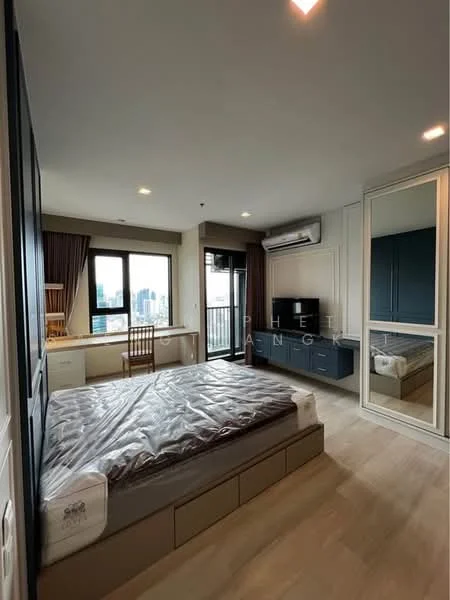 1 Bedroom condo in Life One Wireless