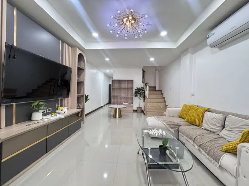 5 Bedroom condo in House Huai Khwang For Rent