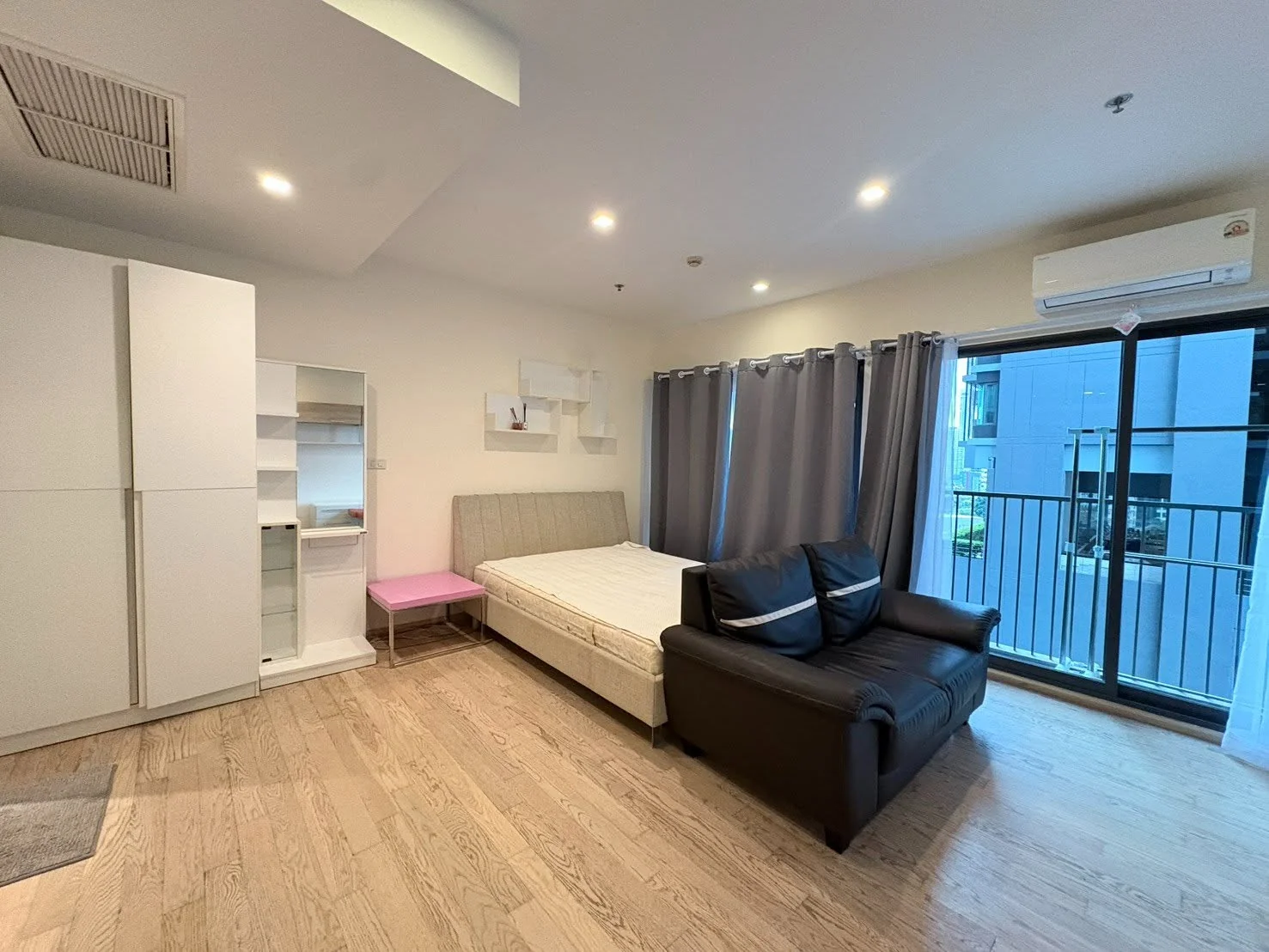 Studio condo in Noble Remix