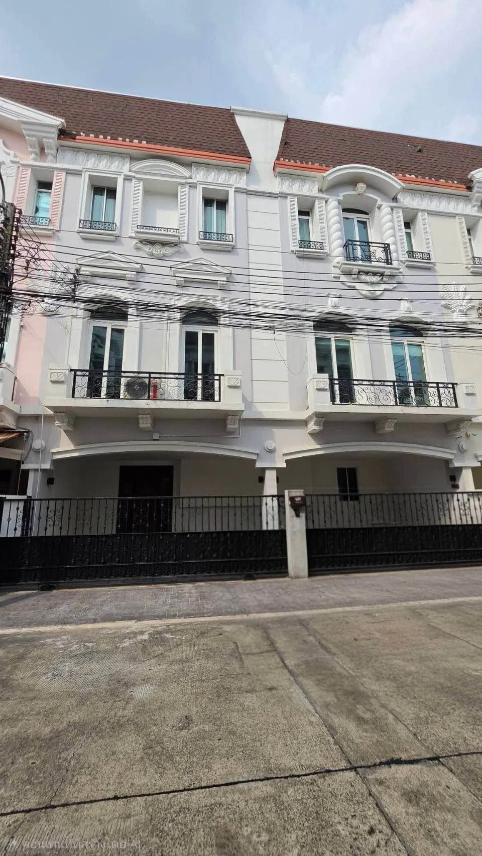 Studio condo in Baan Klangmuang Grand De Paris Ratchada