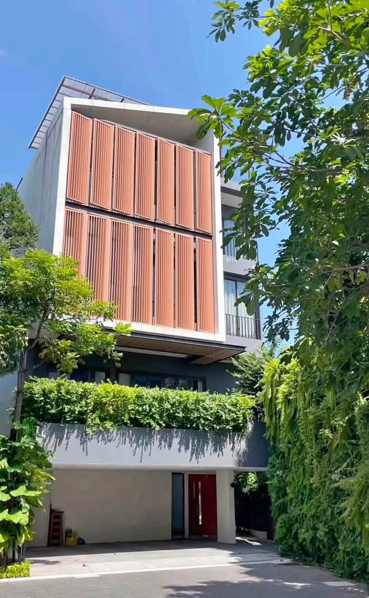 4 Bedroom condo in Arna Ekkamai