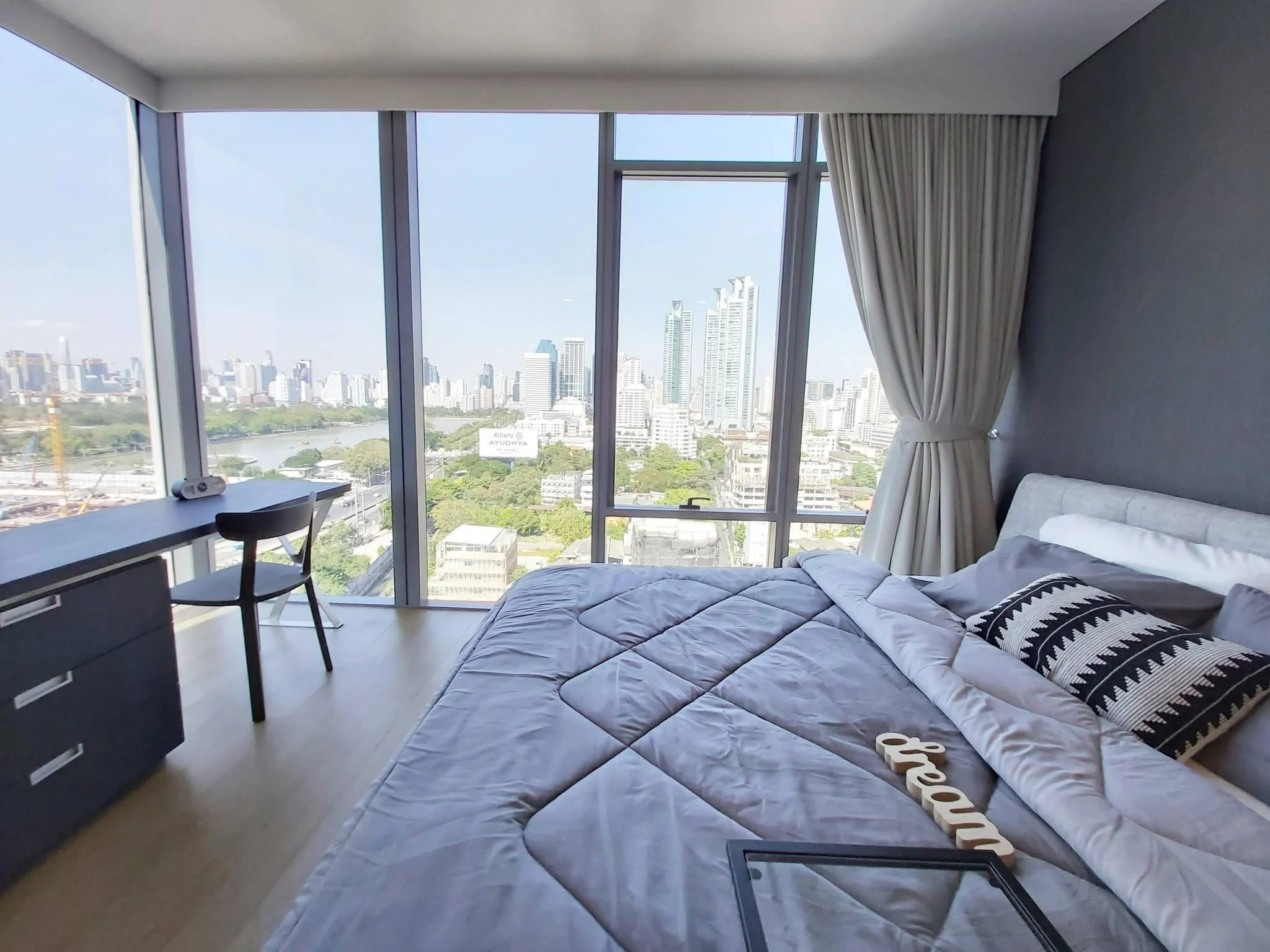 2 Bedroom condo in Siamese Exclusive Queens