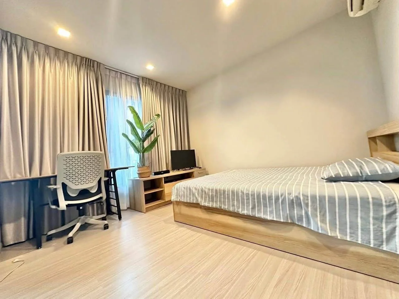 Studio condo in Life Asoke-Rama 9