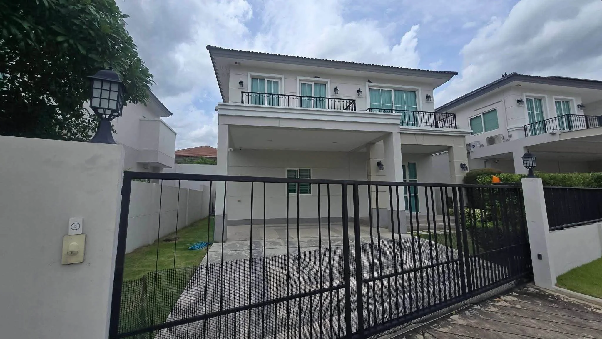 4 Bedroom condo in Laddarom Chatuchot 15