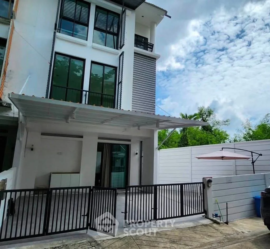 3 Bedroom condo in Areeya Mandarina Sukhumvit 77