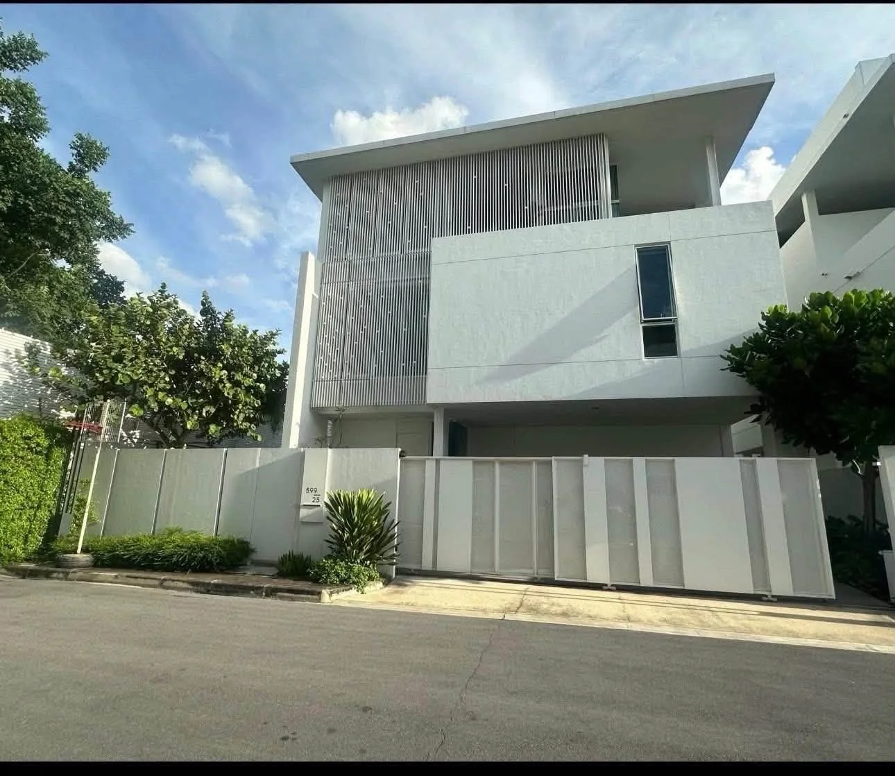 4 Bedroom condo in VIVE Ekkamai-Ramintra