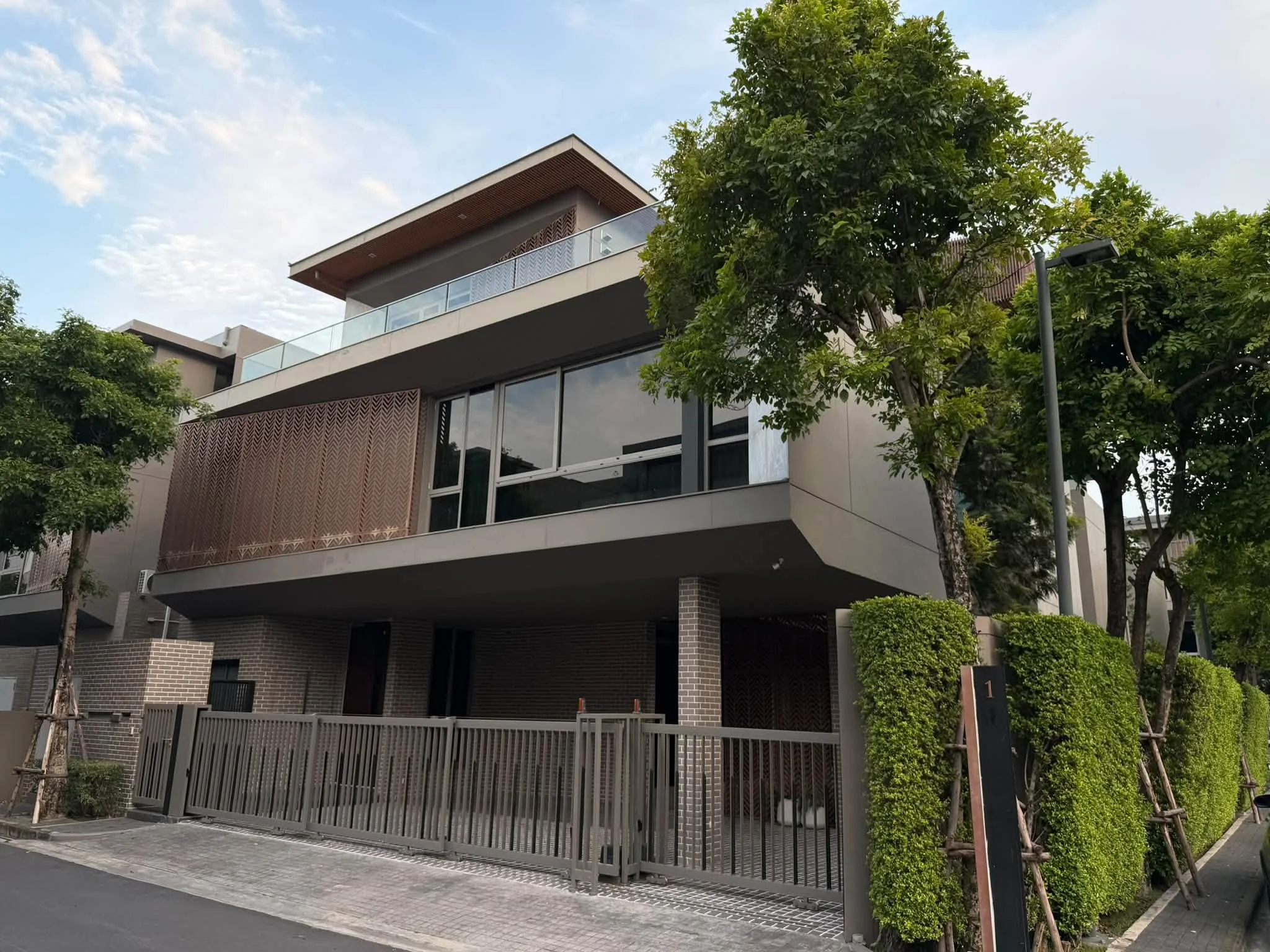 5 Bedroom condo in Arden Phatthanakan