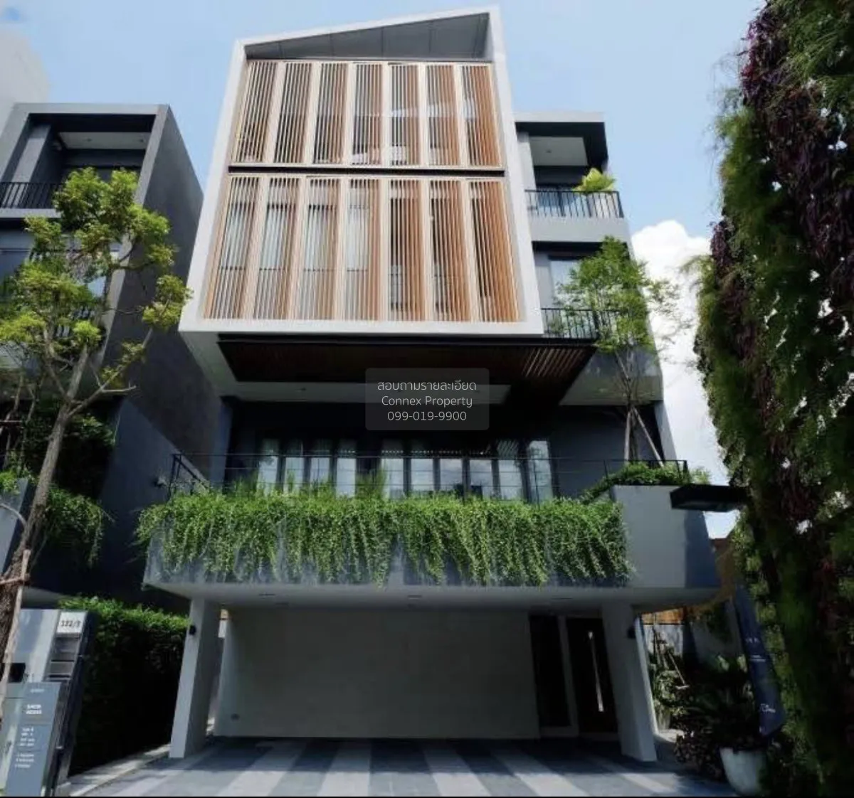 3 Bedroom condo in Arna Ekkamai