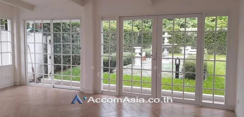 5 Bedroom condo in Panya Pattanakarn Village