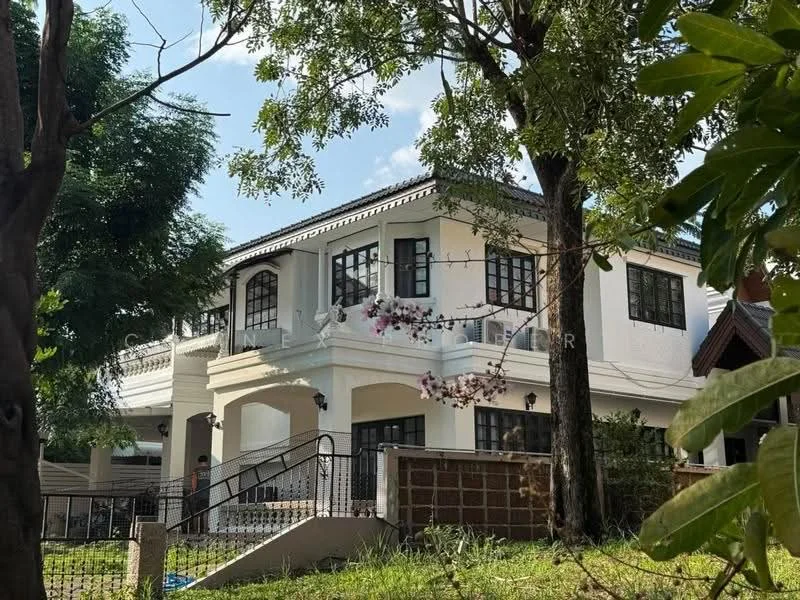 4 Bedroom condo in Ladawan Srinakarin