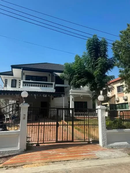 4 Bedroom condo in Ladawan Srinakarin