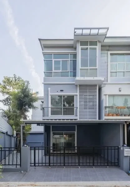3 Bedroom condo in The Metro Rama 9
