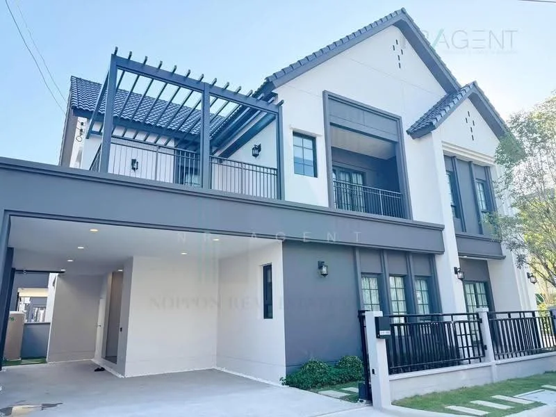 4 Bedroom condo in Centro Bangna