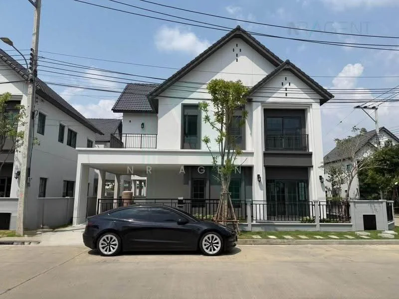 4 Bedroom condo in Centro Bangna