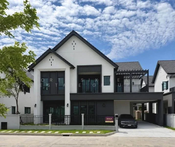 4 Bedroom condo in Centro Bangna