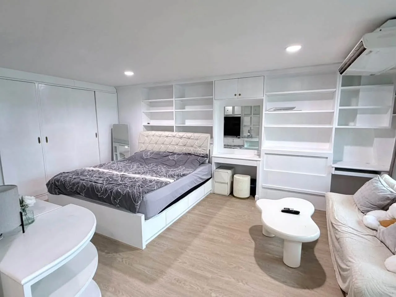2 Bedroom condo in Diamond Tower