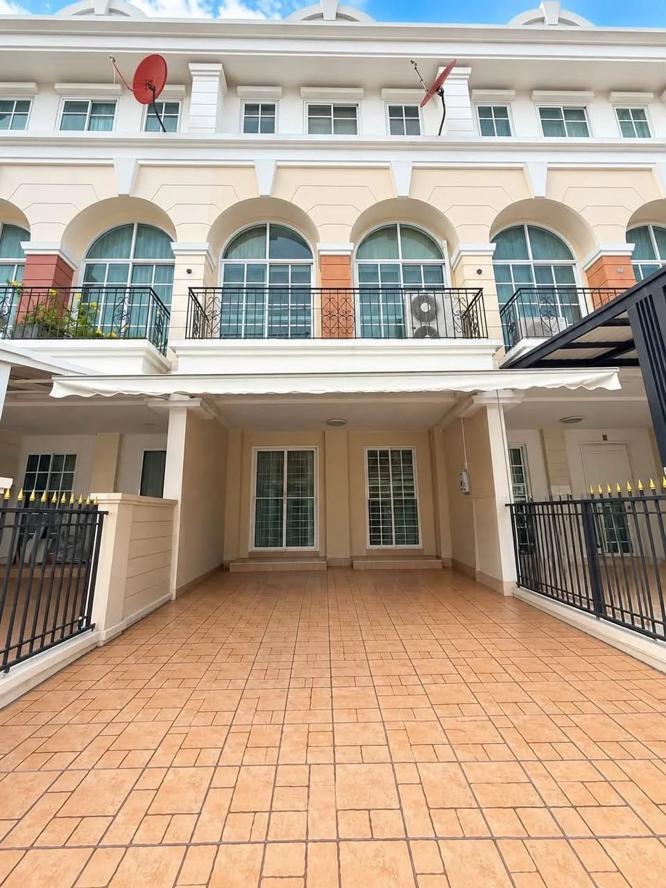 3 Bedroom condo in Plus City Park Rama 9-Huamark
