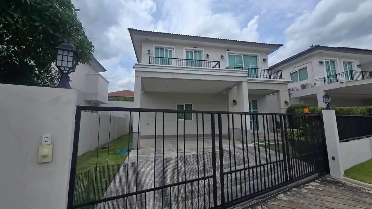 4 Bedroom condo in Laddarom Chatuchot 15