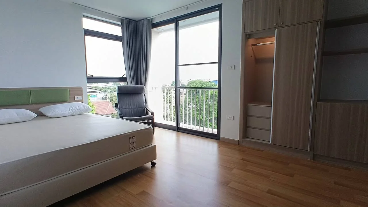 Studio condo in Rosewood Sridan Service Apartment