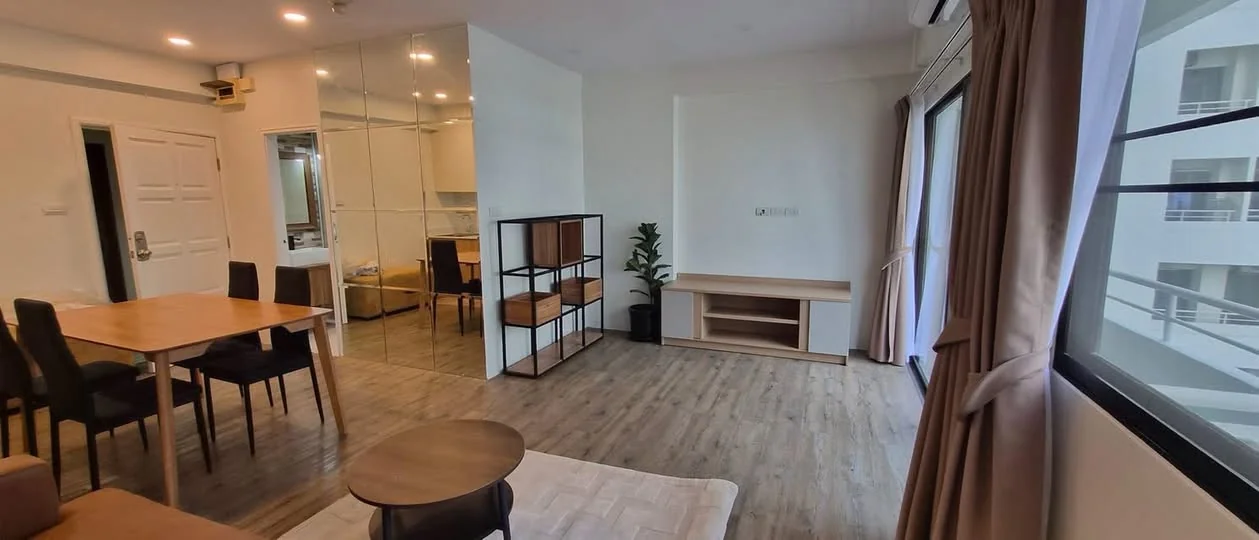 Studio condo in Saranjai Mansion