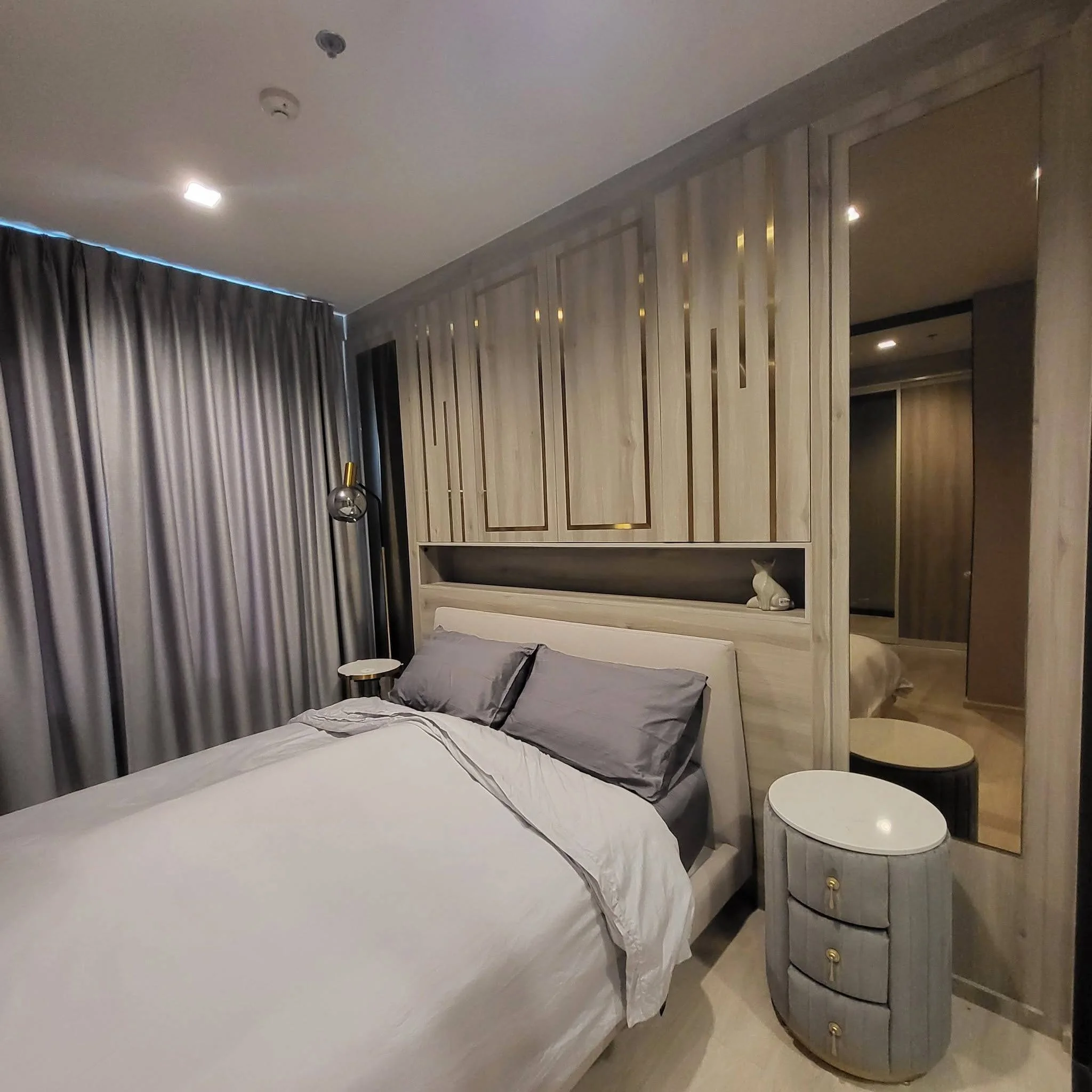 1 Bedroom condo in Life One Wireless